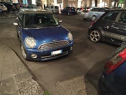 Catania, via Pacini, parcheggio selvaggio. I vigili ? Latitanti