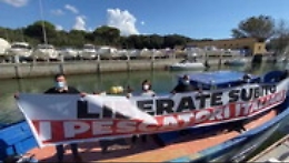 Pescatori sequestrati, familiari protestano dopo liberazione nave turca