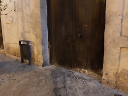 Favara, bottiglia incendiaria contro il portone del Comune