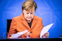 Covid, in Germania la Merkel chiude tutto: lockdown duro da mercoledì