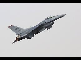 Raid lampo in Iran: forze speciali Usa salvano il pilota dell'F-15E; Hormuz chiuso, petrolio +15% e Medio Oriente in bilico