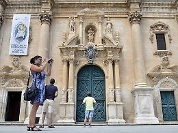 Ragusa, la crociata del consigliere M5s: «Ora basta sponsorizzare la Diocesi»