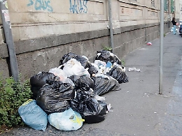 Catania, mezzi guasti e sacchetti sulle strade: così la raccolta porta a porta non va