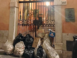 Rifiuti davanti al Comune di Taormina: «Sappiamo chi è stato e pagherà»