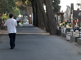 Catania, «Il cimitero chiude»: custodi presi a randellate