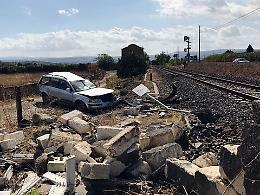 Catania, si alzano le sbarre, auto travolta da locomotiva