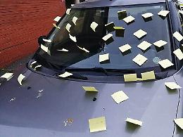Auto tappezzata da post-it per dire "scusa" e il paese si ferma a leggerli