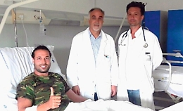 Morso da una vipera mentre fotografa funghi, la cattura e va in ospedale