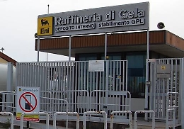 Raffineria Eni Gela, le mogli degli ex operai dell'indotto chiedono il ritorno al lavoro dei mariti