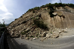 Messina, dieci avvisi di garanzia per frana su A18. Il reato è disastro ambientale