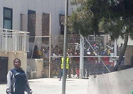 Lampedusa, donna di 50 anni denuncia: «Cinque maghrebini hanno tentato di violentarmi»