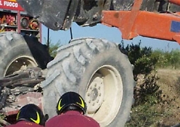 Ispica, si ribalta trattore, muore un agricoltore