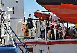 Migranti, il Viminale getta acqua sul fuoco
«Da luglio trasferiti 3500 in altre regioni»