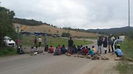 Gruppo di migranti blocca per tre ore la SS115 nell'Agrigentino