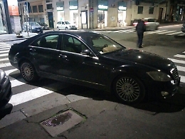 Parcheggio selvaggio a Catania: due passaggi pedonali occupati in un colpo solo!
