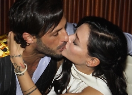 Fabrizio Corona bacia la fidanzata in aula, processo rinviato per un errore