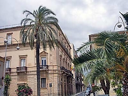 In Comune per chiedere posto di lavoro, aggredisce usciere e agente