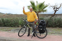 Il giramondo 80enne partito dalla Polonia fa tappa nel Ragusano