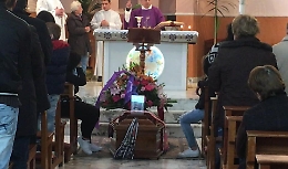 Palermo, i funerali del clochard arso vivo in una chiesa semivuota