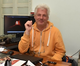 Boris Behncke su Fb: «Leggermente ferito, mi bevo una birra»