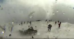 Etna, il video della troupe della BBC investita dall'esplosione