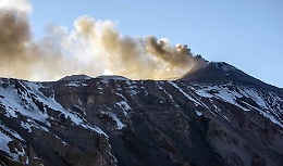 Altre due esplosioni freatiche sull'Etna con un avanzamento del fronte lavico. Traffico aereo torna regolare