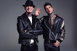 I "Comunisti col Rolex" Fedez e J-Ax ad Acireale