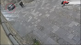 Palermo, depreda un'auto ma una telecamere lo riprende: arrestato