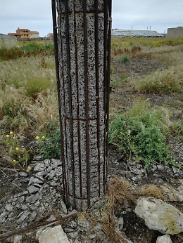 Palo pericolante a Marina di Acate, bagnanti a rischio!