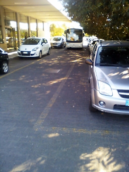 Sosta selvaggia alla stazione ferroviaria di Acireale