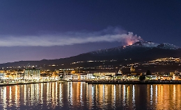 Catania, arriva la sera e l'Etna dà spettacolo