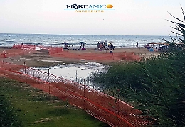 Porto Empedocle, bagnanti tra i liquami