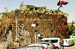 Catania, sale sulla torre di via Medea e lancia sassi contro le auto e le persone: arrestato