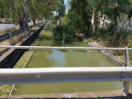 Il Canale Arci pieno di liquami: e il nuovo allacciante sosterrà anche il carico dei reflui della Riviera dei Ciclopi?