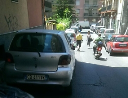 Via Scarabelli a Catania, transito vietato ai disabili per assenza di marciapiede