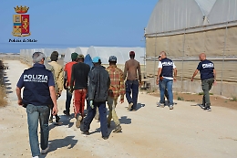 Ragusa, caporalato e sfruttamento della manodopera, arrestati due imprenditori agricoli