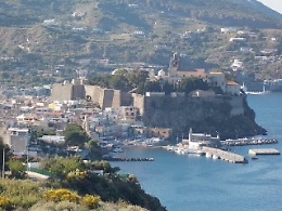 Pietre lanciate contro i turisti a Lipari, aperta indagine