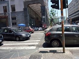 In corso Sicilia il disordine è totale: solo a Catania si vede questa vergogna