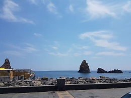 Acitrezza, bar scaricava reflui tra i bagnanti