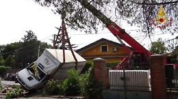 Pedara, camion si ribalta e finisce dentro proprietà privata: ferito autista