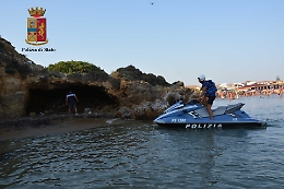 Punta Braccetto, poliziotti in costume da bagno arrestano il pusher della spiaggia