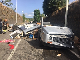 Miscarello di Giarre, caravan rompe i freni e si schianta contro muro: tre feriti