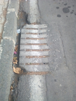 Caditoie ostruite dal cemento a Monte Po': sar&agrave; un problema con le piogge