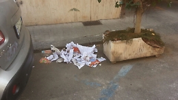 Strade sporche in pieno centro a Catania: e nessuno pulisce