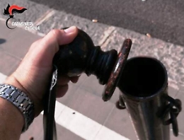 Catania, droga nascosta nel paletto del marciapiede: tre arresti a Picanello