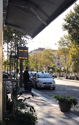 Auto Polizia Municipale in divieto di sosta: "chi controlla i controllori"?