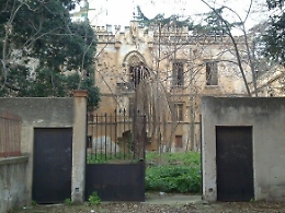 Rubava maioliche da una villa neogotica di Palermo: arrestato