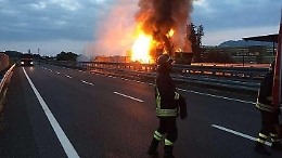 Tir carico di Gpl in fiamme, temporaneamente chiusa (ma riaperta dopo alcune ore) l'A19