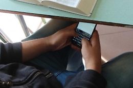 Chattare sotto il banco nelle ore di lezione