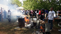 Cucinare con il fuoco per ritrovare l'essenza del cibo